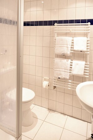 Chambre Double, vue montagne | Salle de bain | Douche, articles de toilette gratuits, sèche-cheveux