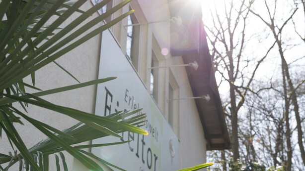A building with a sign that reads 'Erzgebirge Hotel.' - Hotel Eifeltor (Mechernich)