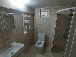 บ้านพัก, 2 ห้องนอน, ระเบียง | ห้องน้ำ
