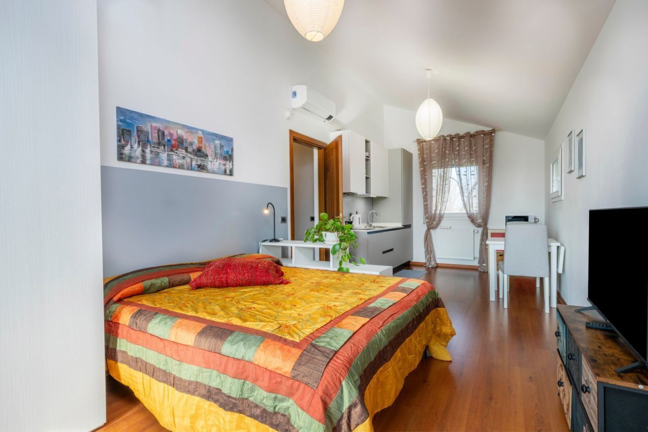 1 chambre, fer et planche à repasser