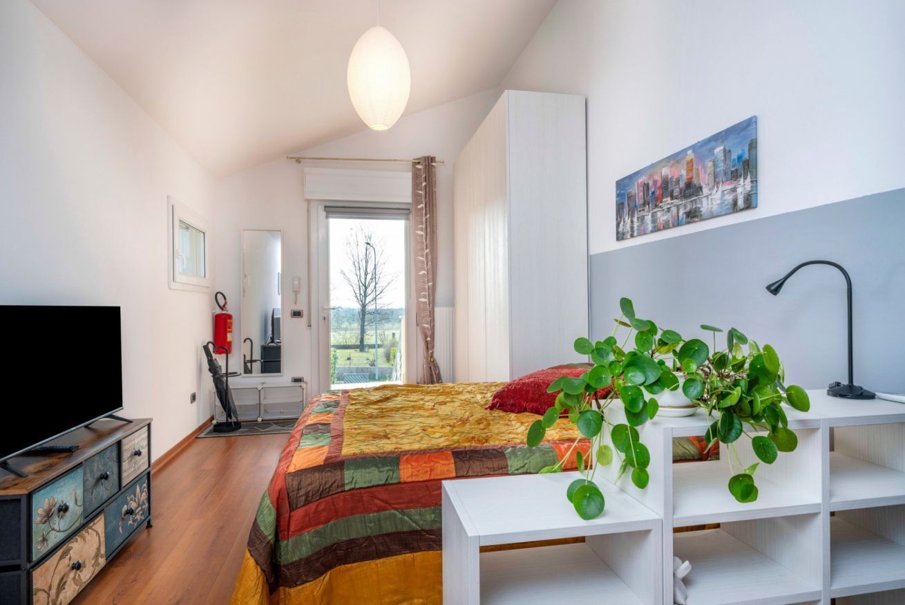 1 chambre, fer et planche à repasser