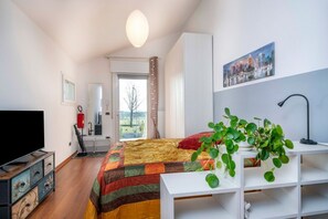 1 chambre, fer et planche à repasser