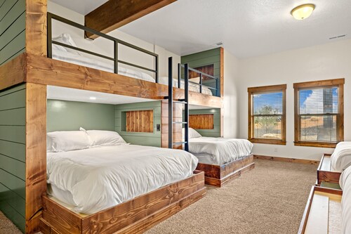 Averon Lodge – Luxury Estate at Bear Lake (Sleeps 87)