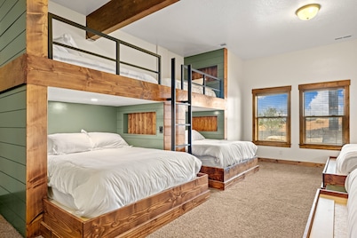 Averon Lodge – Luxury Estate at Bear Lake (Sleeps 87)