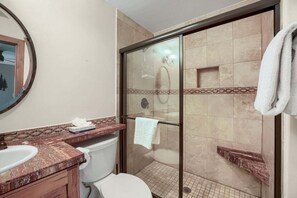 Apartment, 3 Schlafzimmer | Badezimmer | Handtücher, Shampoo