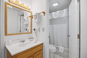 Shower, hair dryer, towels, shampoo - Eastern Inn Pine Grove Retreat (Conway)