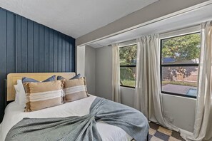 4 habitaciones, tabla de planchar con plancha y cuna de viaje 