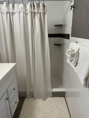 Hair dryer, towels - 4 BR/3 BA Heated Pool and Hot Tub by FVC (Bradenton)