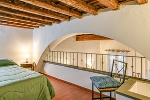 2 bedrooms, iron/ironing board, WiFi, bed sheets - Santacroce 52 – Historic Apartment in the Heart of Florence (Firenze)