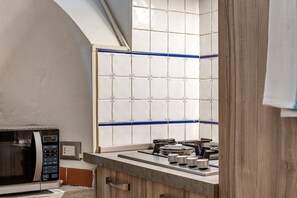Frigorifero, microonde, forno, piano cottura
