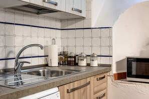 Fridge, microwave, oven, stovetop - Santacroce 52 – Historic Apartment in the Heart of Florence (Firenze)
