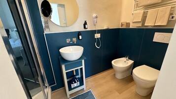 Deluxe-Doppelzimmer, Balkon, Stadtblick | Badezimmer