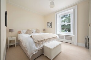 5 habitaciones, tabla de planchar con plancha y cuna de viaje 