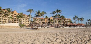 Nära stranden, solstolar och strandhanddukar