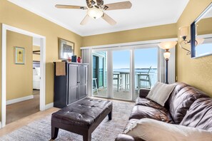 Smart TV - ☀️🩴Stunning Sound Front Views | Community Pool | Walk to Beach | Baywatch E5 (Pensacola Beach)