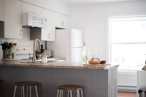 Fridge, microwave, oven, stovetop - La Place du Village (Magog)