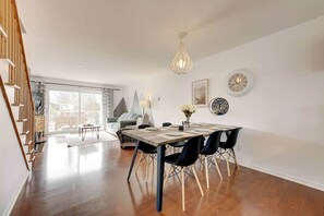 Dining - La Place du Village (Magog)