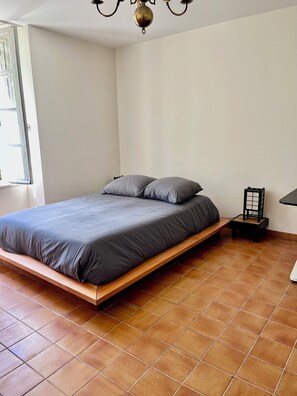 A minimalist bedroom with a single bed, a small bedside table, and a window. - Country house near Angoulême, 4 bedrooms (Torsac)