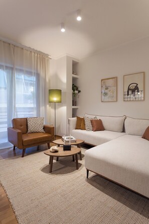 Smart TV - Heart of Athens Hidden Gem - Elegant 2 Bed Flat (Athina)