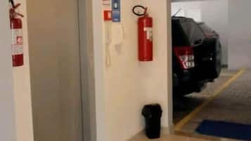 Ap dois quartos com ar acondicionado + churrasqueira 700 mts de praia em ubatuba | Parte interna