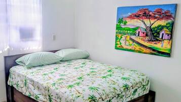 1 habitación, caja de seguridad en la habitación y escritorio