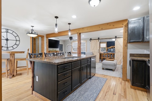Welcome to Turkey Ridge Cabin Sitting on 12 Acres in Cedar Falls, IA