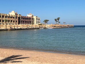 Beach nearby, sun-loungers, beach towels - Chic, modern flat with sleek furnishings, sea view (Hurghada)