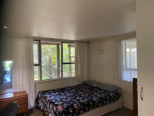 Room-tranquil Browns Bay Guest Rooms wit