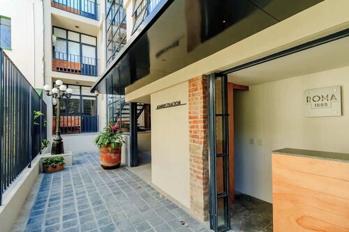 Elegant 2BR Apt w/ balcony, Heart of Guadalajara