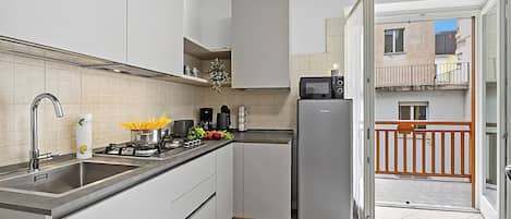 Kühlschrank, Mikrowelle, Herdplatte, Wasserkocher mit Kaffee-/Teezubehör