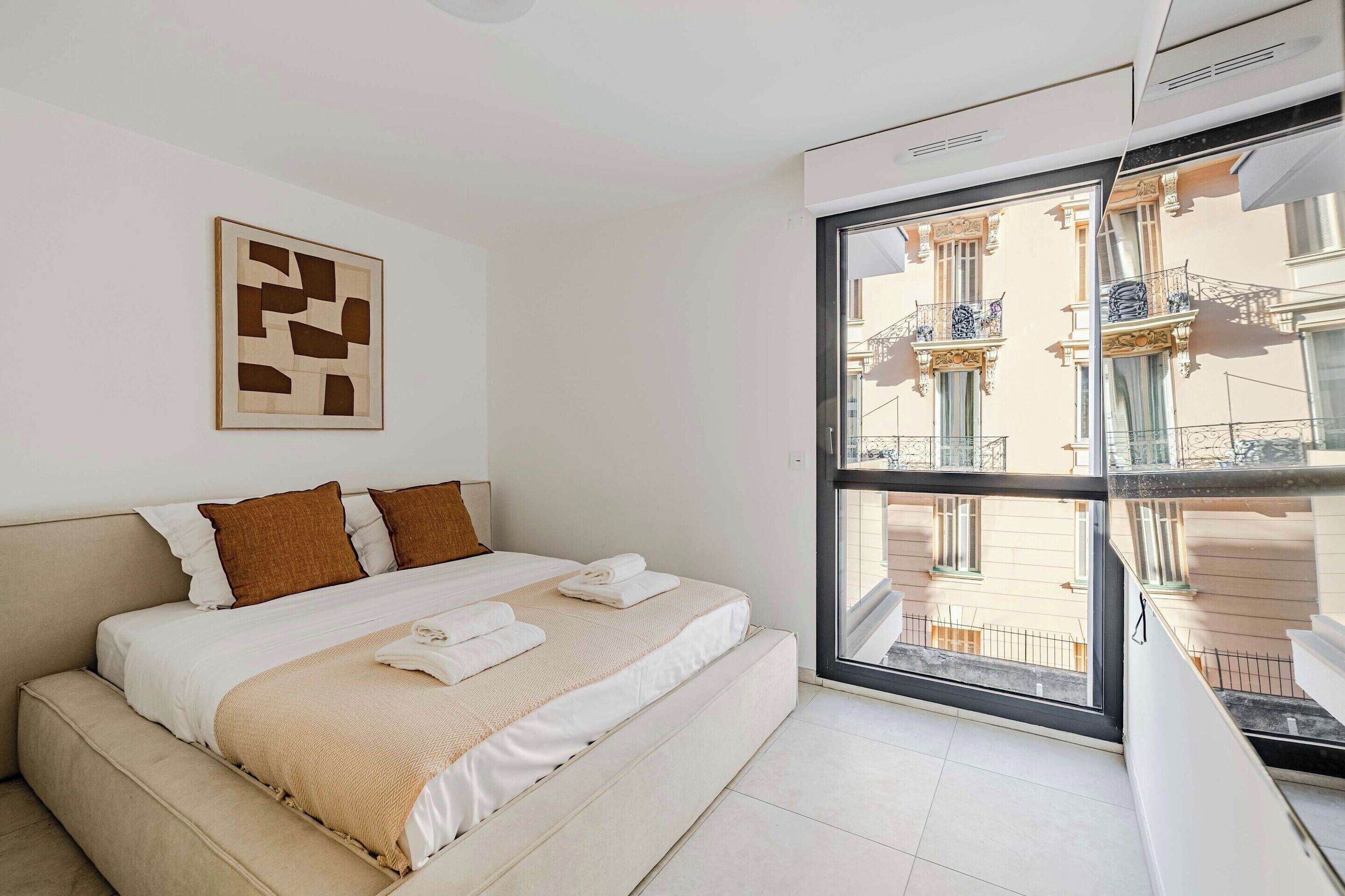 2 bedrooms, laptop workspace, iron/ironing board, bed sheets