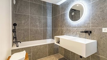 Apartemen | Kamar mandi | Pengering rambut, handuk, dan sampo