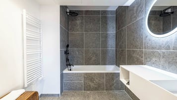 Apartemen | Kamar mandi | Pengering rambut, handuk, dan sampo