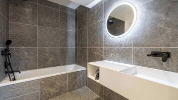 Apartemen | Kamar mandi | Pengering rambut, handuk, dan sampo