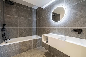 Appartement | Salle de bain | Sèche-cheveux, serviettes fournies, shampoing