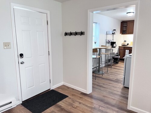 Pet-friendly, ground level, Laundry, Queen