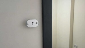 Una porta con una targa bianca che mostra il numero 7.