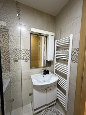 Bathroom - Beautiful apartment near the tran station and airport with free parking Sarajevo (Federacija Bosne i Hercegovine)