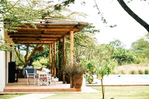 Outdoor dining - Arimuni House - Nature Retreat (Nairobi)