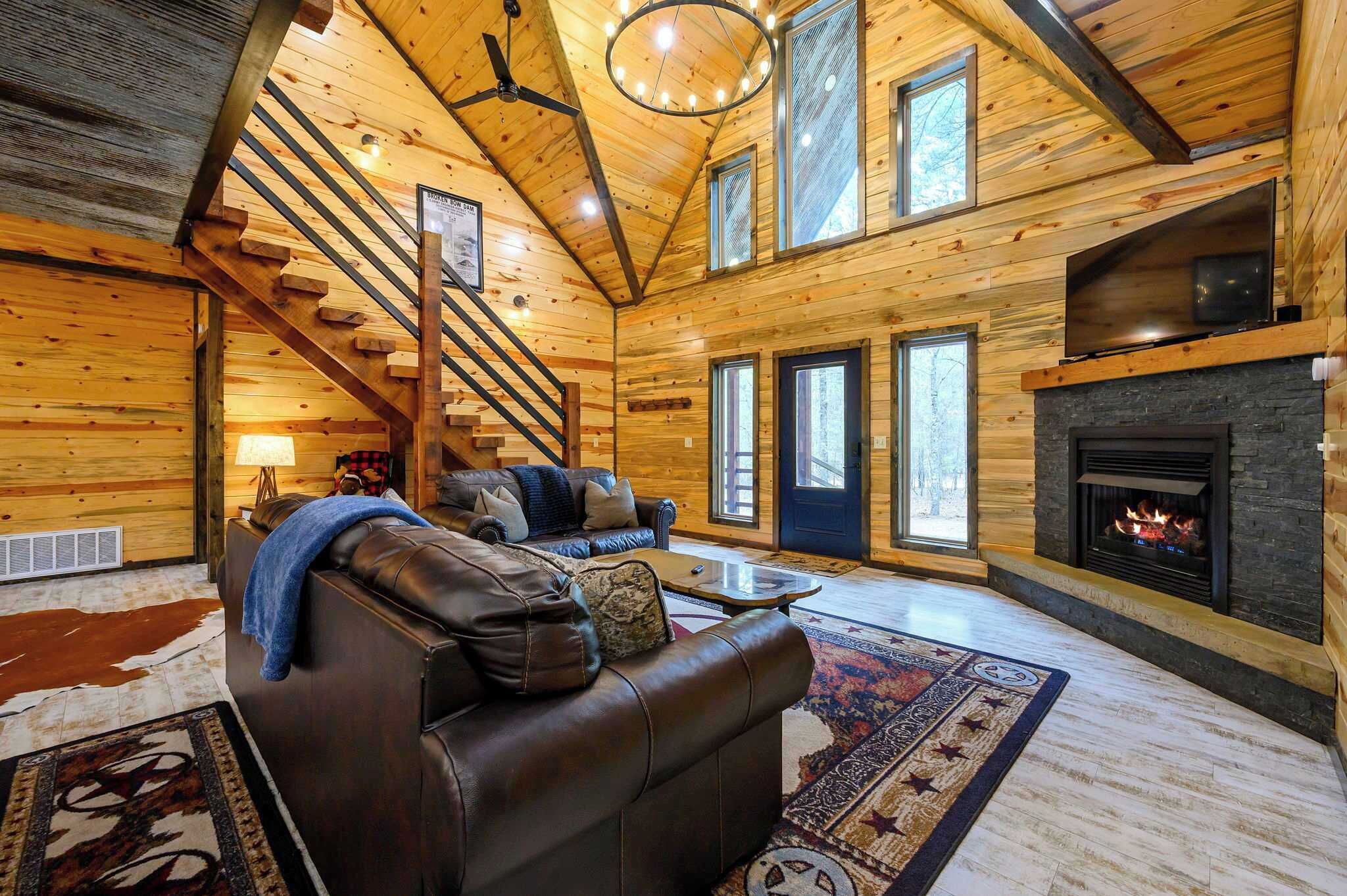 Chalet rustique, Plusieurs lits, baignoire à remous, vue sur la montagne (Drift Inn) | Aire de séjour