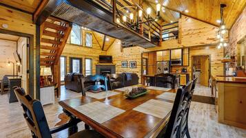 Cabin, Multiple Beds, Hot Tub, Mountain View (Drift Inn) | Dining