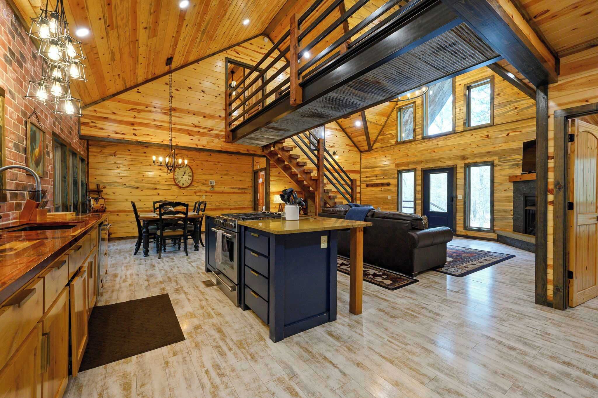 Chalet rustique, Plusieurs lits, baignoire à remous, vue sur la montagne (Drift Inn) | Intérieur