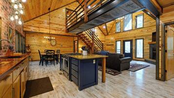 Chalet rustique, Plusieurs lits, baignoire à remous, vue sur la montagne (Drift Inn) | Intérieur