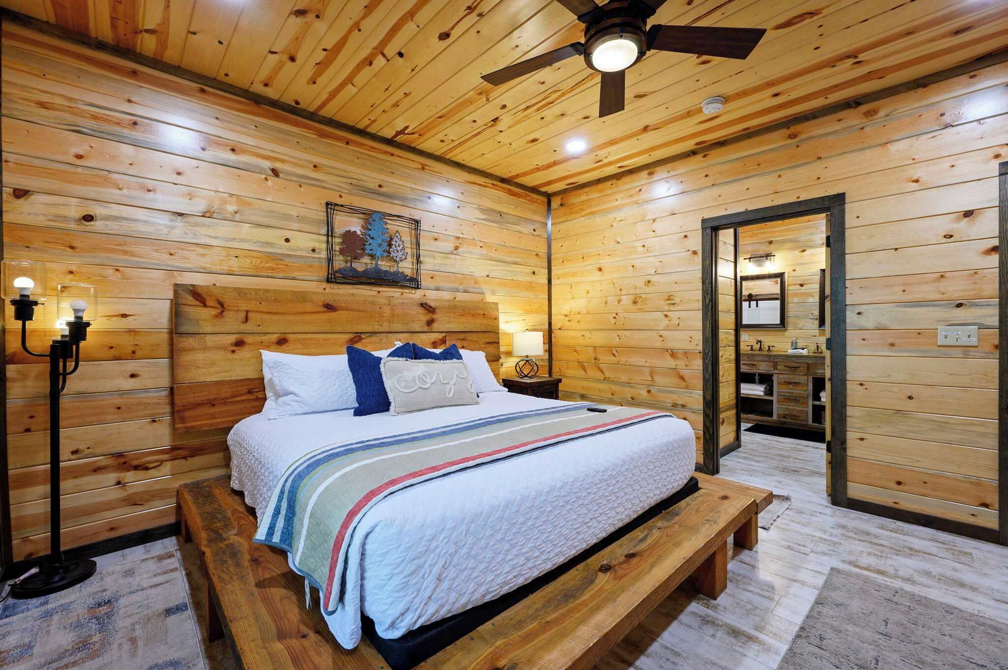 Chalet rustique, Plusieurs lits, baignoire à remous, vue sur la montagne (Drift Inn)