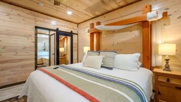 Chalet rustique, Plusieurs lits, baignoire à remous, vue sur la montagne (Drift Inn) | 3 chambres, décor unique, ameublement unique, literie fournie