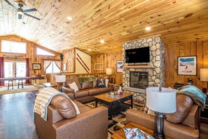 Smart TV, fireplace - Journey's End - 4BR Chalet • 7 Min to Attitash (Bartlett)