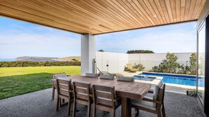 Outdoor dining - Island View San Remo (San Remo)