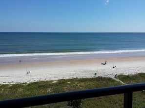 På stranden