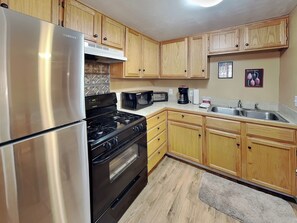 Private kitchen - A Step Above | Cozy Cabin + Views (Ruidoso)