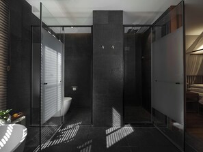 Superior Suite, Patio | Bathroom | Free toiletries, hair dryer, slippers, towels - Arcadia Yunjinyue Hotel (Dali)